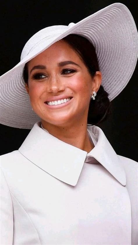 meghan markle white hat